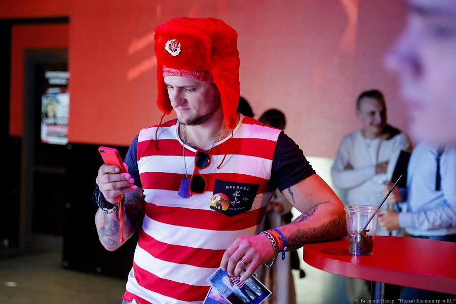  Лапти разбил об пол: на Вагонке прошёл концерт «Нейромонаха Феофана»