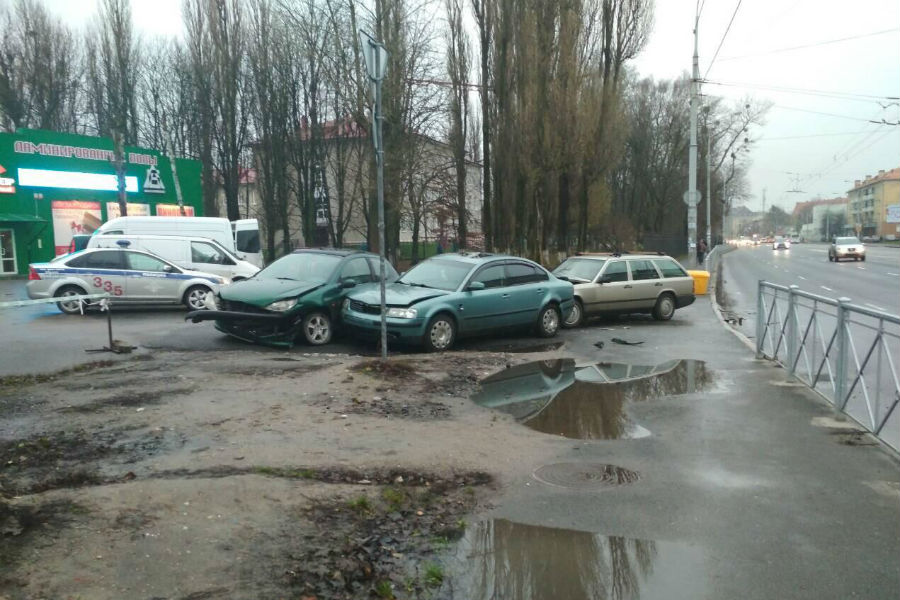 В Калининграде столкнулись «Пежо», «Мерседес» и «Фольксваген» (фото)