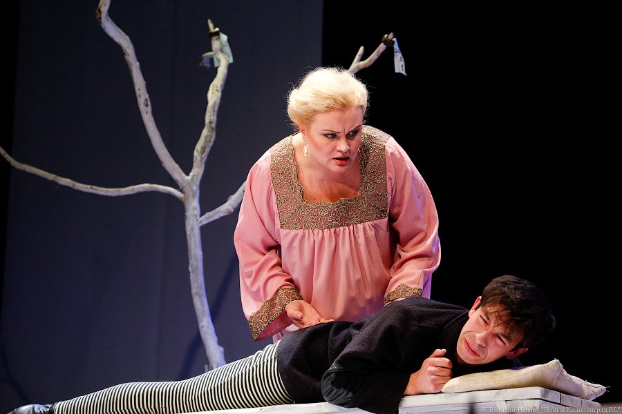 Попались на удочку: как прошла премьера спектакля «Рыбалка с Чеховым»