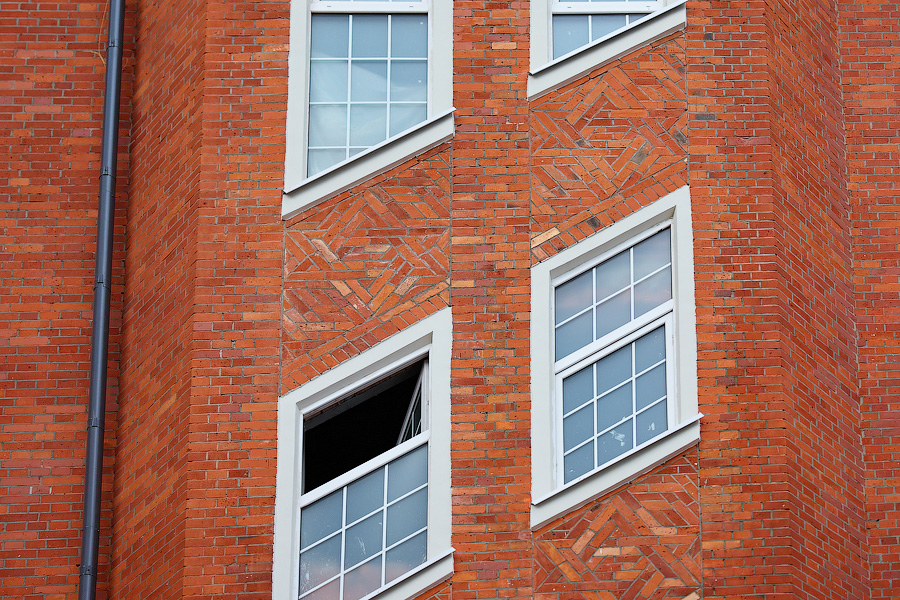 Ближе к истории: на Острове сняли леса со здания Еврейского сиротского приюта (фото)