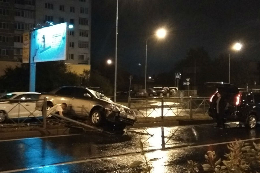 Ночью на Сельме «Ниссан» пробил ограждение и застрял на бордюре (фото)
