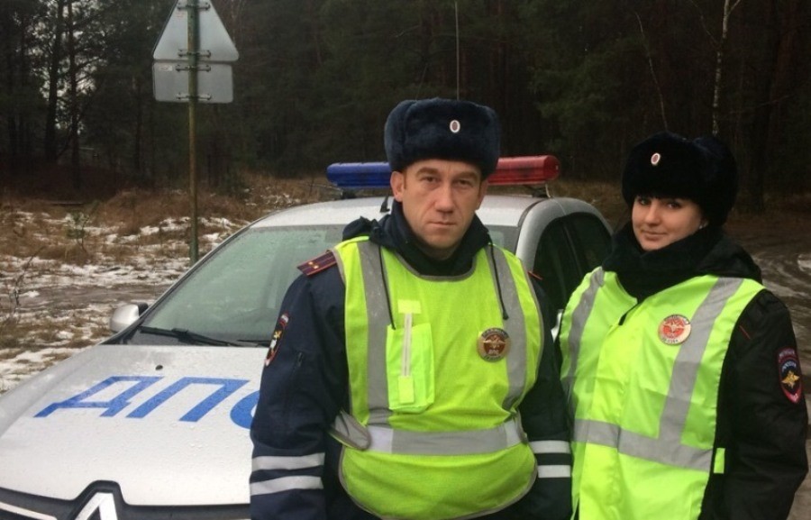 Под Светлым полицейские спасли замерзшую женщину, вышедшую на дорогу из леса