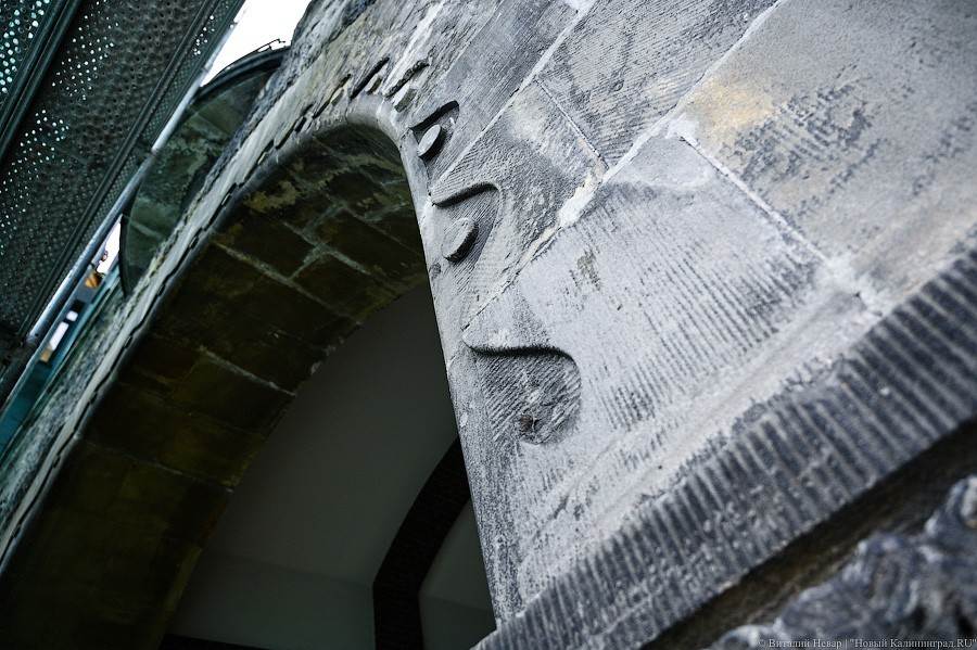 Стекло и треугольники: как выглядит фасад реставрируемой «Кройц-аптеки»