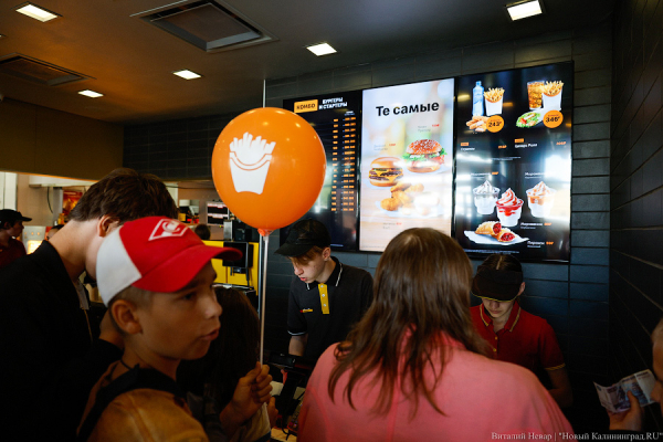 Очередь за жирами и углеводами: в Калининграде открылась замена «Макдоналдсу»