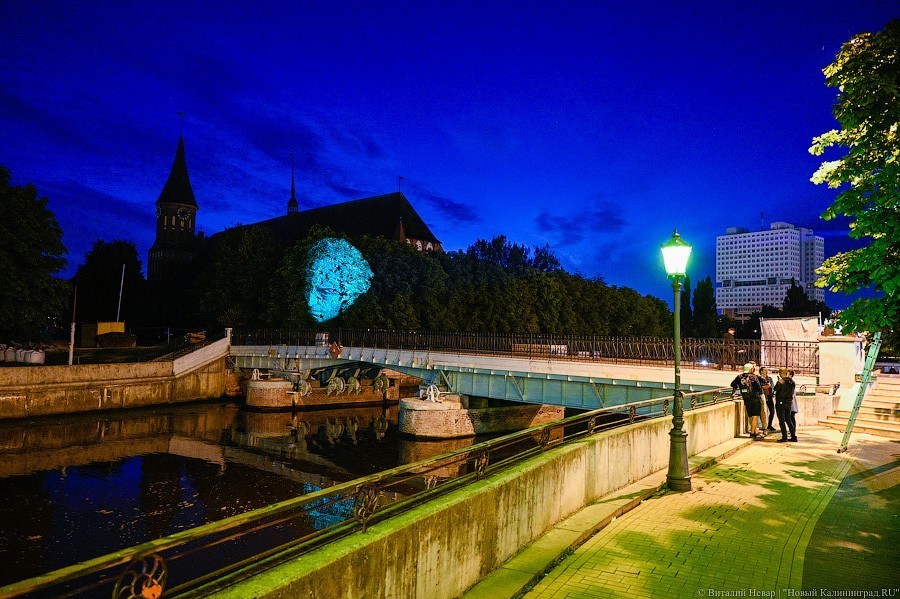 Призрак острова: в Калининграде тестируют световую инсталляцию в виде головы Канта 