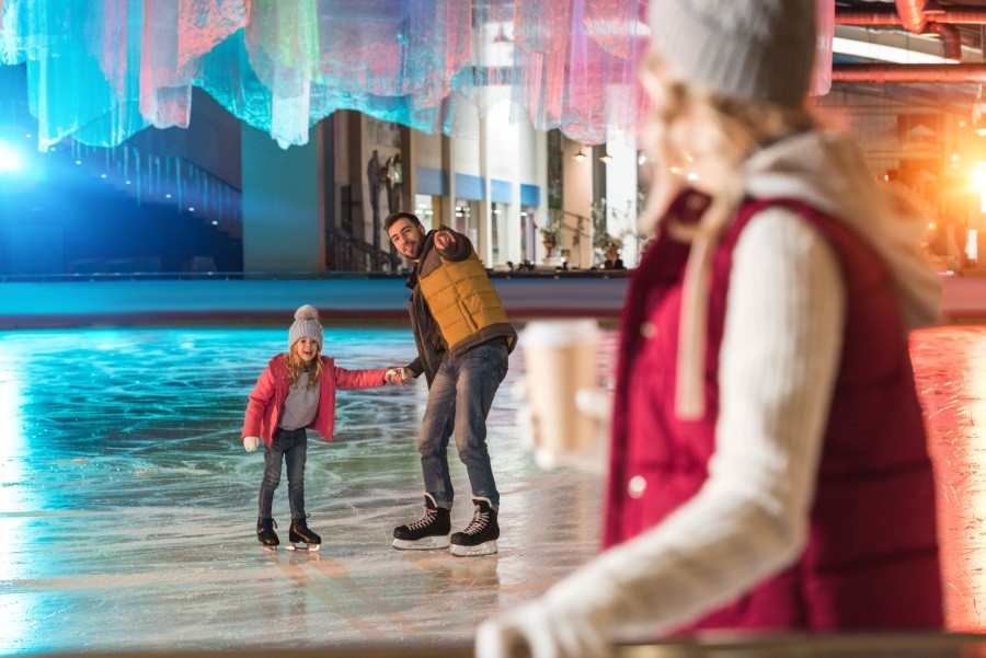 Крытый каток в парке «Юность»: проведи каникулы весело и по-зимнему