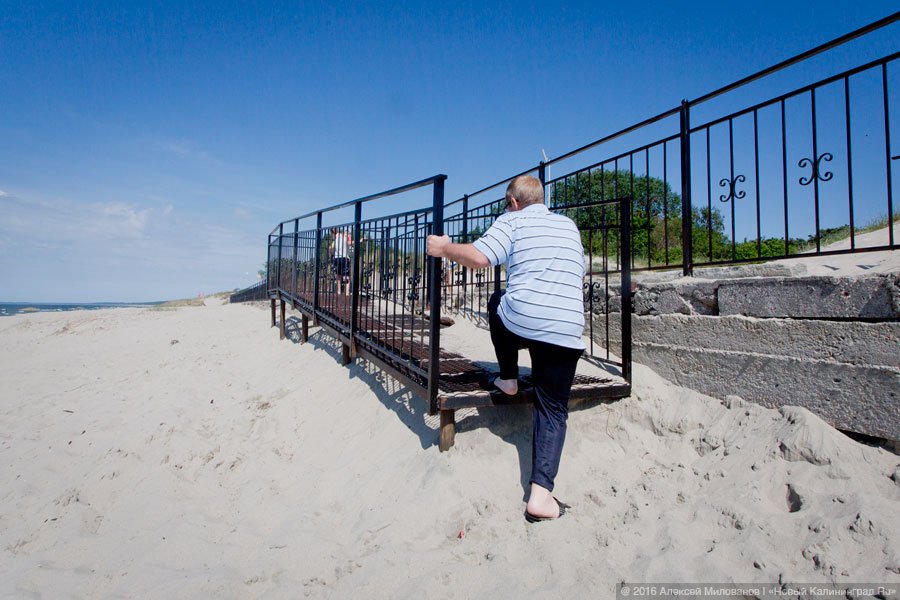 На пляже в Балтийске пандус для инвалидов обрывается в 30 см над уровнем песка (фото)