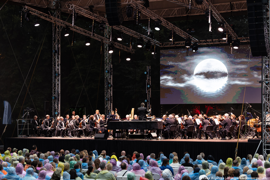 Бурлеска под дождём: Денис Мацуев выступил на острове Канта (фото)