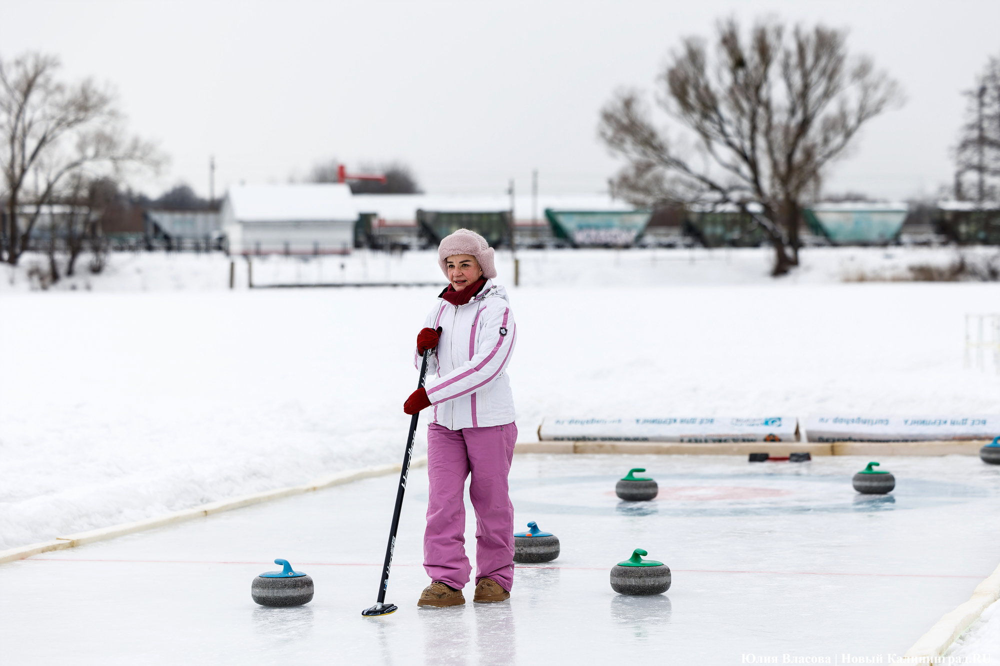 Камни, щетки и «дома»: на озере Шенфлиз впервые сыграли в кёрлинг (фото)