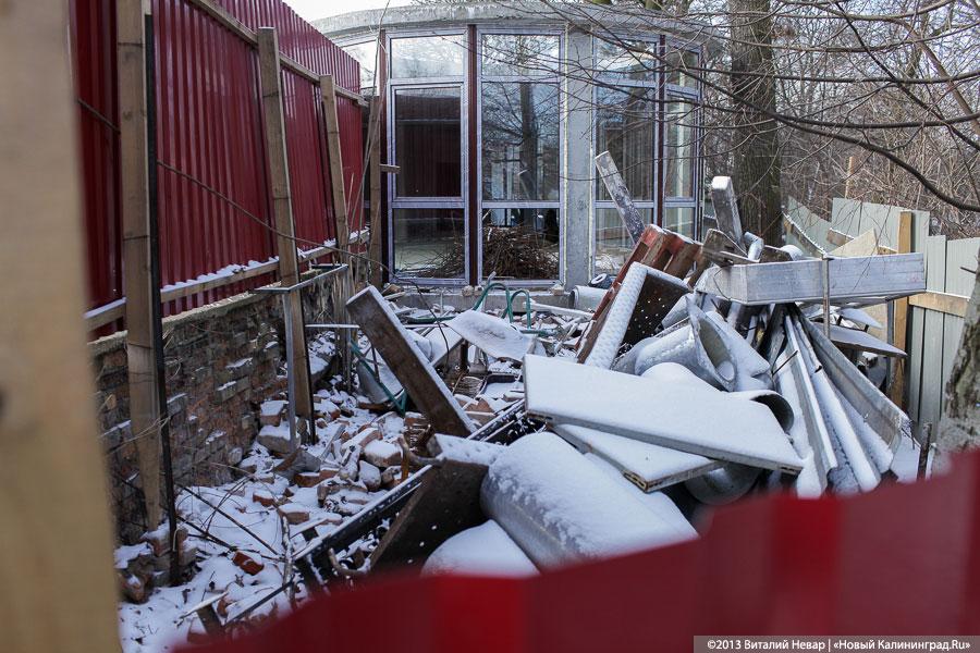 Владелец кафе «Съешь-ка» у входа в зоопарк начал самовольный ремонт фасада (+фото)