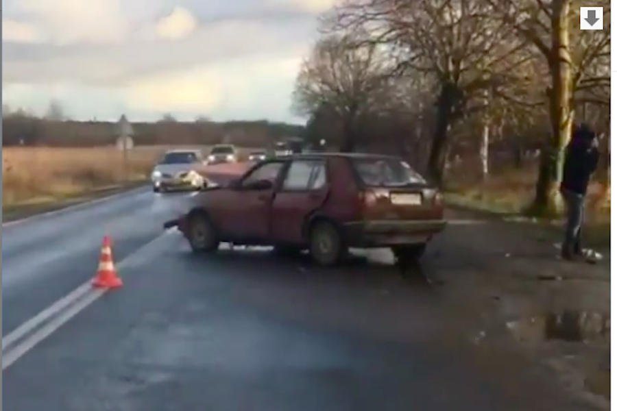 Утром под Светлым «Фольксваген» врезался в «БМВ», водитель в больнице (видео)