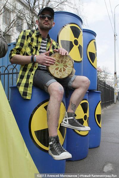 «Банки и бочки»: акция протеста финансированию Балтийской АЭС в Калининграде