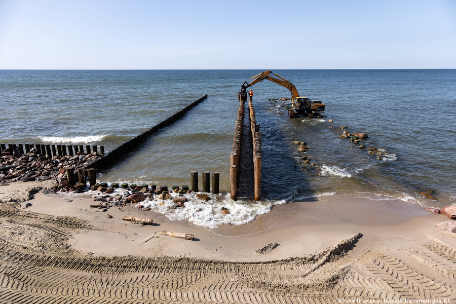С видом на море и стройку: как выглядит пляж в Светлогорске этим летом
