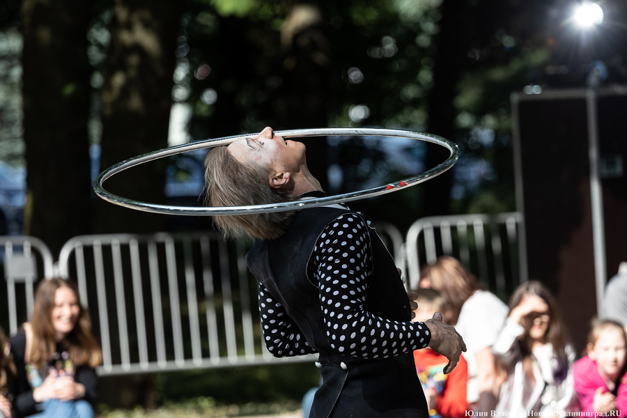 Это просто цирк какой-то: фестиваль «Башня» запустил уличную программу на «Балтике» (фото)