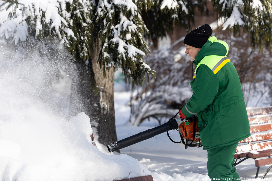 Зима не сдаётся: как выглядят улицы Калининграда после «снежного удара» (фото)