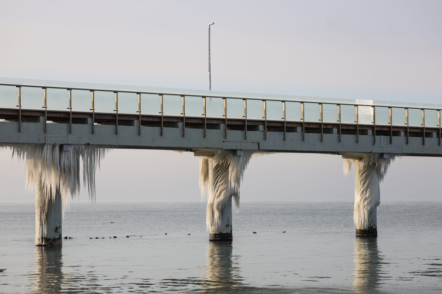 Мороз и море: как стихия украсила променад в Зеленоградске (фото)