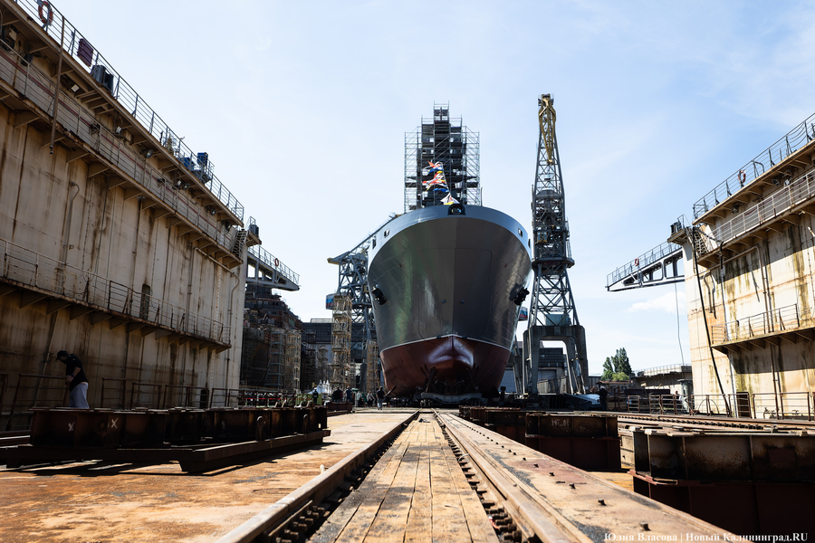 Флагман ВМФ России: в Калининграде спустили на воду большой десантный корабль (фото)