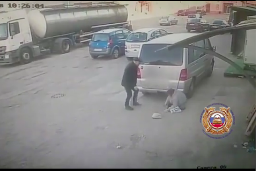 В Советске сдававший назад микрик сбил женщину, момент ДТП попал на видео