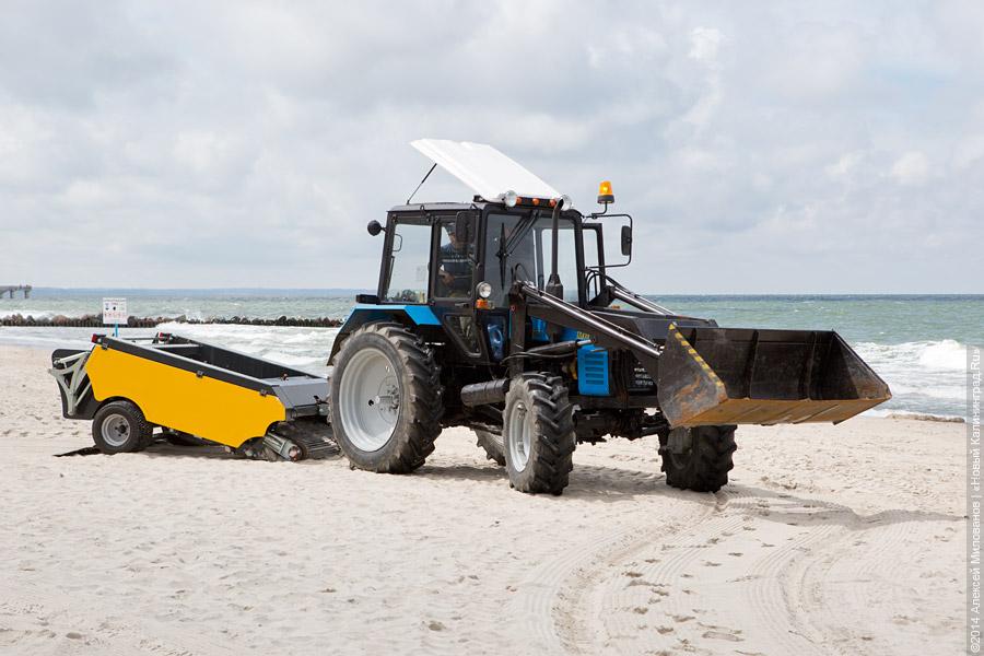 Машина «по потребности»: польский агрегат начал чистить песок на пляже Зеленоградска