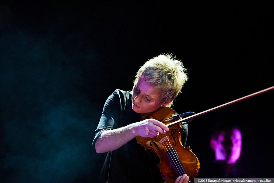 «Вечер поэзии»: «Сурганова и Оркестр» поздравили калининградок с 8 марта