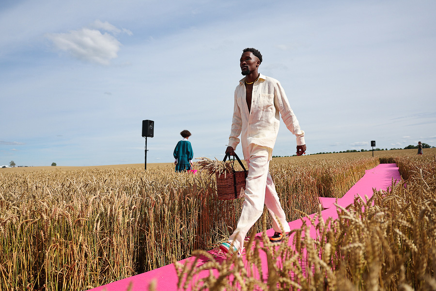 Один в поле — дизайнер: на Дне поля прошёл модный показ в колосьях (фото)