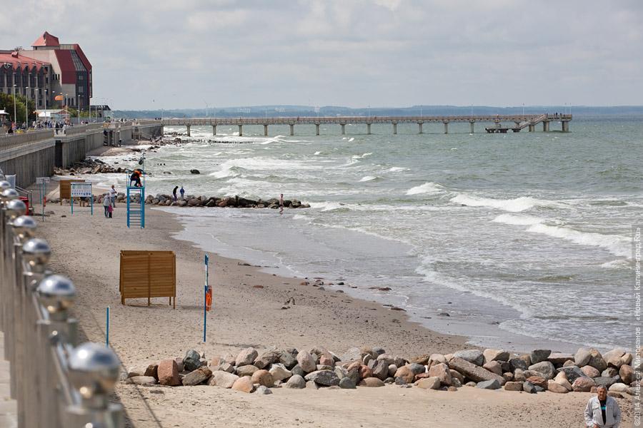 Машина «по потребности»: польский агрегат начал чистить песок на пляже Зеленоградска