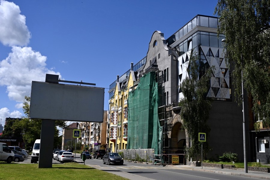 Строители открыли другую часть фасада «Кройц-аптеки» (фото)