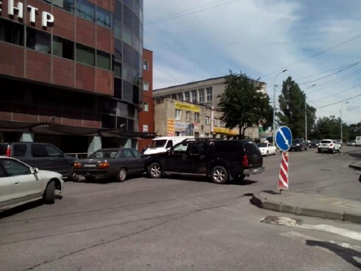 «Ниссан Наварра» не уступил дорогу «Ауди-100» и перегородил ул. Озерова