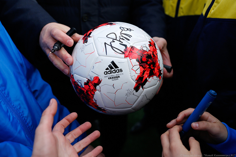 «С пионерским приветом»: как Виталий Мутко на мяче расписался (фото)