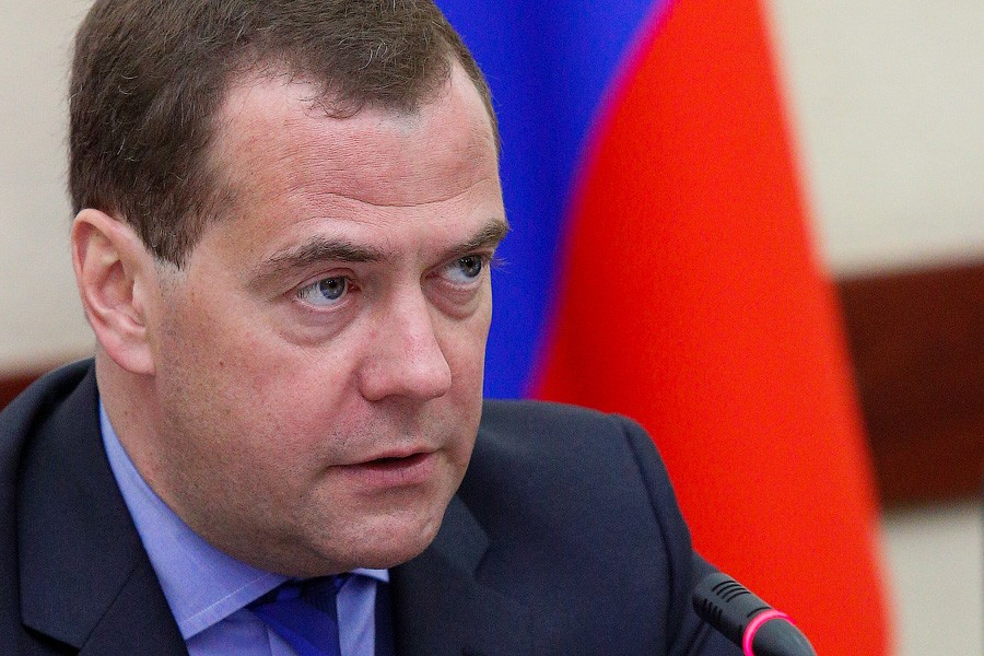 Медведев поздравил женщин с праздником с борта Ил-96