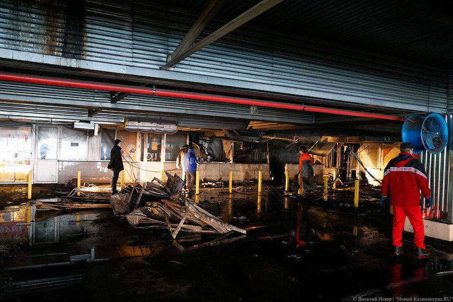Цветы, гарь и копоть: пепелище пожара в торговом центре Калининграда (фото)