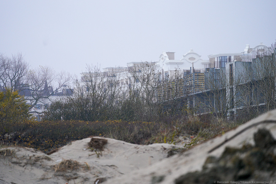 Серферы против гребенок: в Зеленоградске начали установку 40-тонных волноломов (фото)