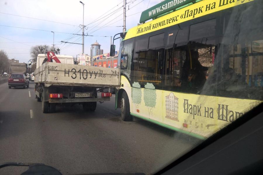 На Московском проспекте столкнулись грузовик и троллейбус (фото)