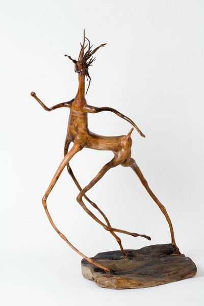 В Янтарном открылся музей сюрреалистических скульптур из корней деревьев