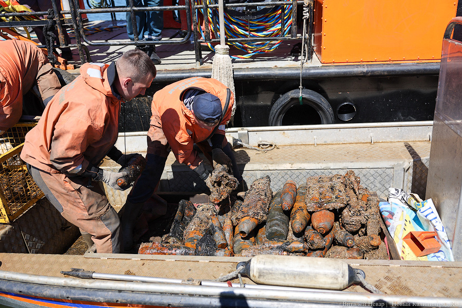 20 тысяч мин под водой: как проходит «разоружение» немецкой баржи под Балтийском (фото)