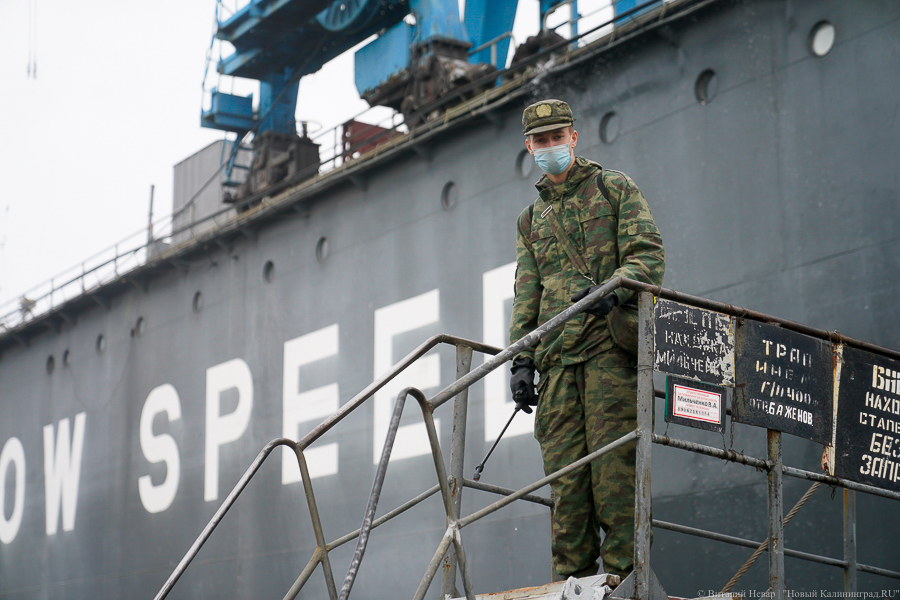 Ты не пройдешь: Балтфлот продезинфицировал от коронавируса 33-ий судоремзавод (фото)