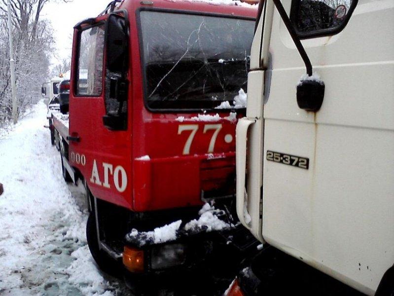 На ул. Дзержинского столкнулись «МАН» и эвакуатор, перевозивший машину (+фото)