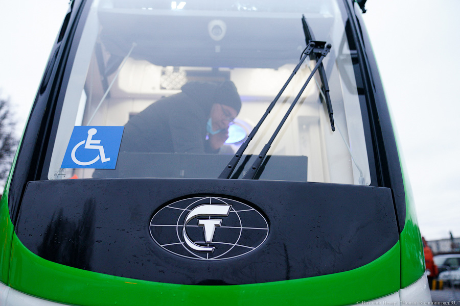 Летучий голландец: в Калининград привезли новый трамвай (фото)