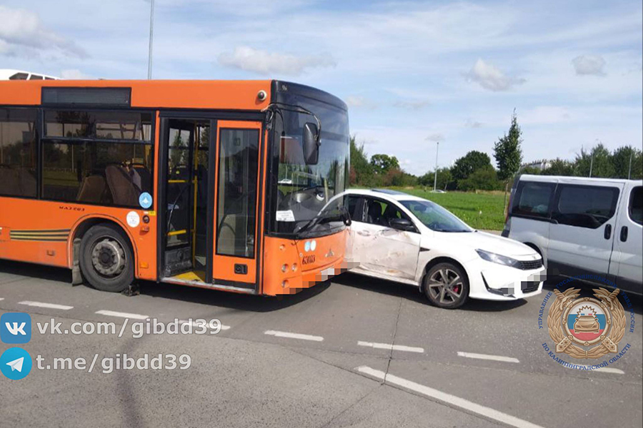 В Калининграде в ДТП с автобусом пострадал ребёнок (фото)