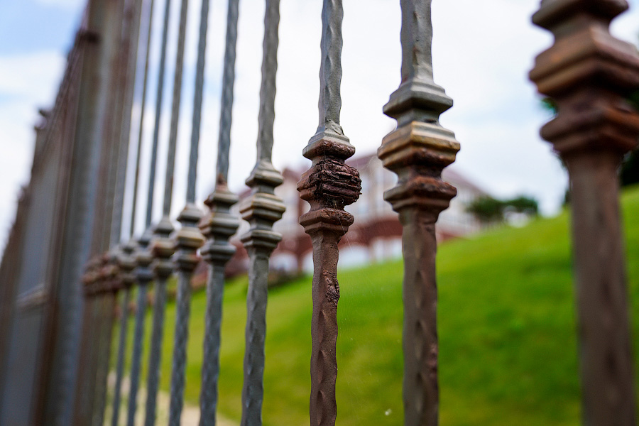 Ржавое настоящее: как выглядит променад рядом с госрезиденцией в Пионерском