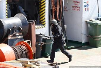 В Светлом моряк с канистрой бензина угрожал поджечь судно, требуя зарплату