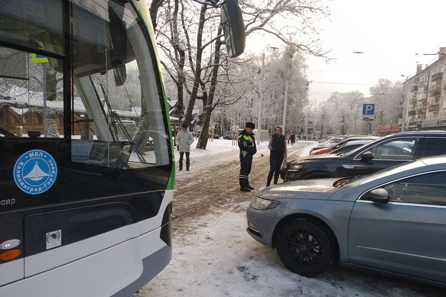 «Мастерство парковки»: у Центрального парка авто заблокировало движение трамваев (фото)