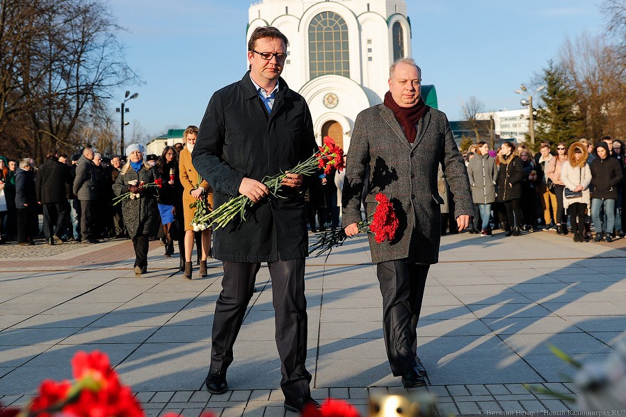 Опустить голову, зажечь свечу: в Калининграде почтили память погибших в Кемерово