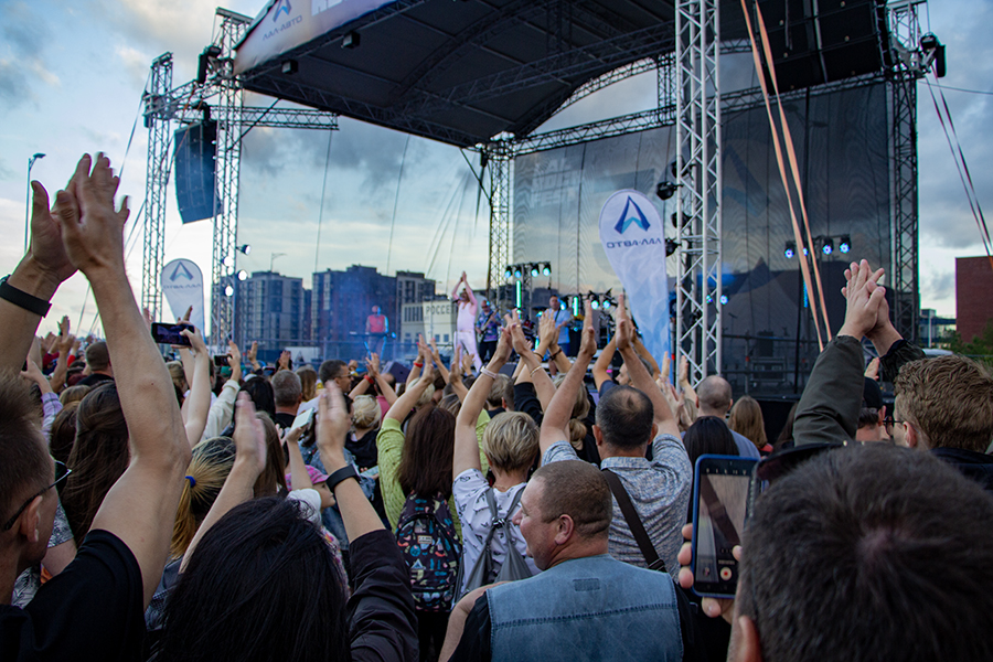 Марафон мировых хитов: в Калининграде прошёл рок-фестиваль с трибьют-шоу (фото)