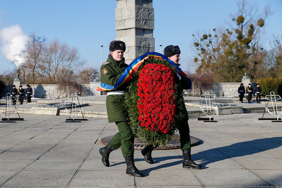 Холодное утро 23-го: в Калининграде почтили память воинов-героев