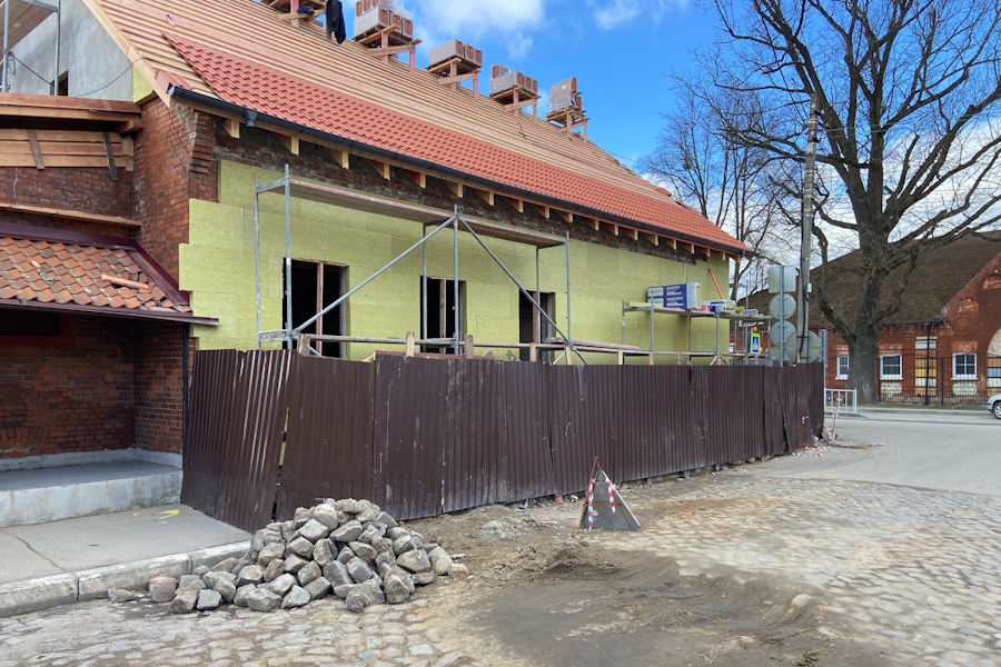 Власти Правдинска объяснили, зачем закрыли исторический фасад музея утеплителем (фото)