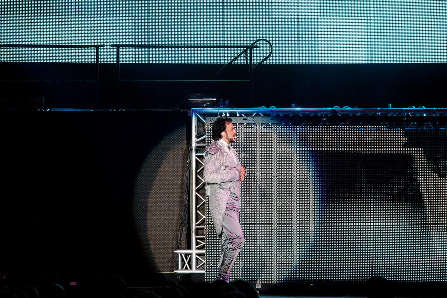 «И тут я, весь в белом»: фоторепортаж с концерта Филиппа Киркорова