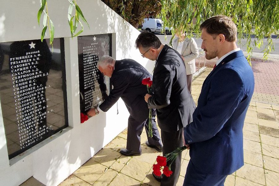 Генконсул Франции возложил цветы к могиле советских воинов в Ладушкине