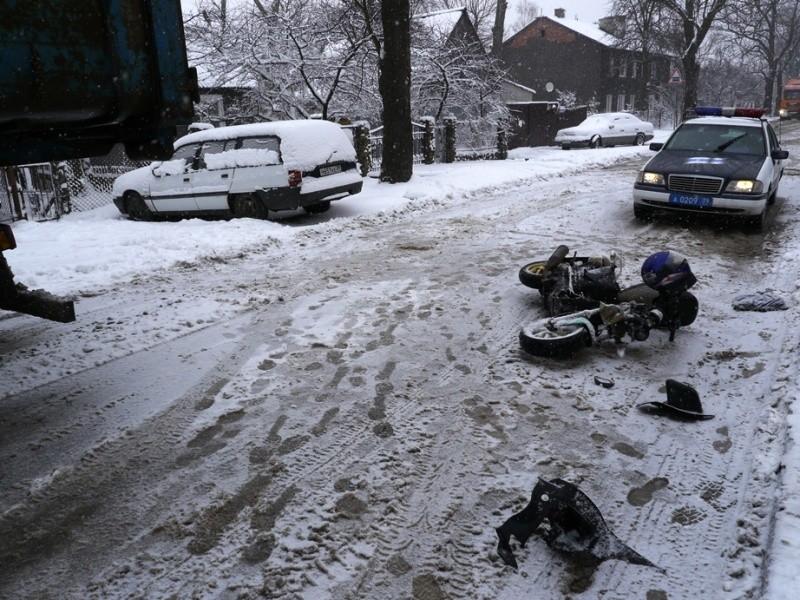 В Калининграде скутер с пьяными водителем и пассажиром врезался в грузовик (+фото)