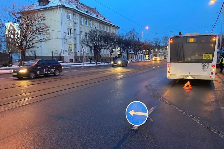 В Калининграде легковое авто подрезало автобус, пострадали две пассажирки (фото)